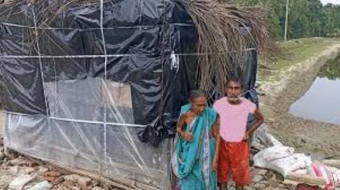 দৃষ্টি প্রতিবন্ধী বিধান রায়ের ৩০ বছরের সংগ্রাম, বৃদ্ধ মাকে নিয়ে টোং ঘরে মানবেতর জীবন